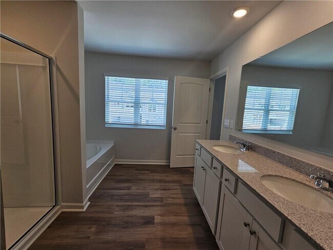 Building Photo - 27 Berryville Dr