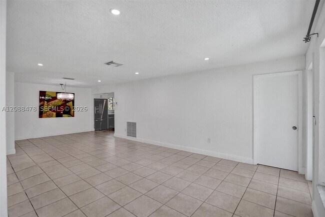 Building Photo - 1002 S 28th Ave