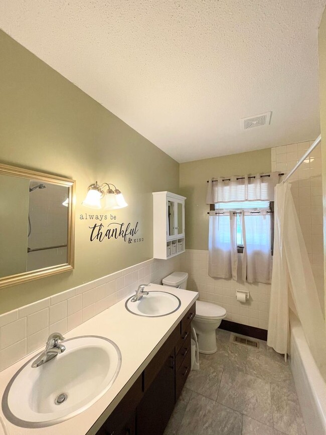 Building Photo - Comfortable 3 Bedroom 2 Bath House in Beau...