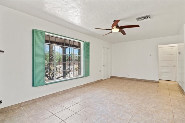Building Photo - 2348 E Drachman St