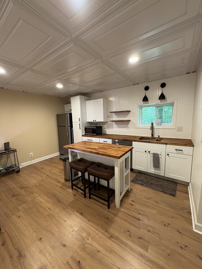 Building Photo - 321 N Valley View Dr