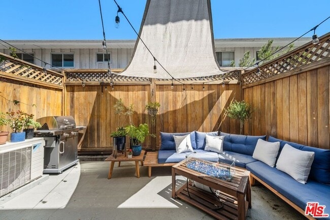 Building Photo - 4040 Grand View Blvd