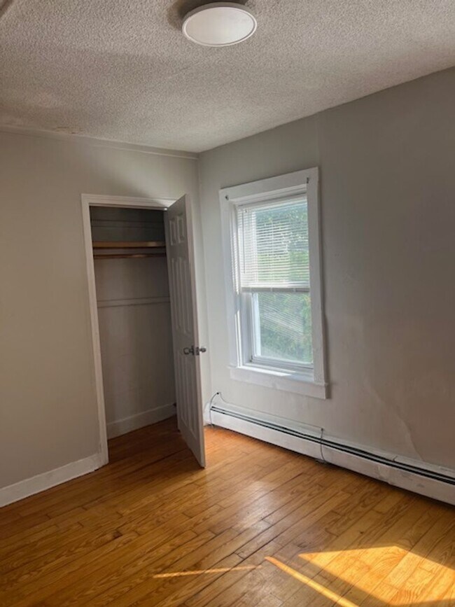 Building Photo - 31 Beecher St