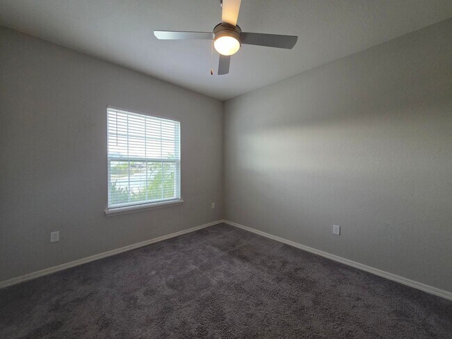 Building Photo - 4-Bedroom, 2.5-Bathroom in Lakeland