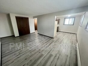 Building Photo - 116 S Garfield Ave