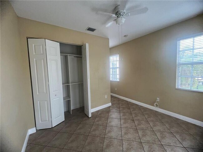 Building Photo - 6920 Julia Gardens Dr