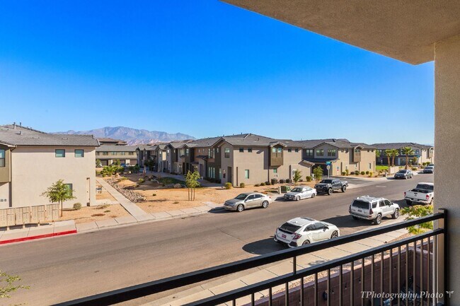 Building Photo - "Beautiful pet friendly 3-Bedroom, 2.5 Bat...
