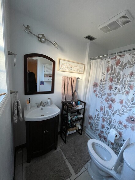 2nd bathroom - private bathroom for bedroom 2 - 2031 NW 8th Pl