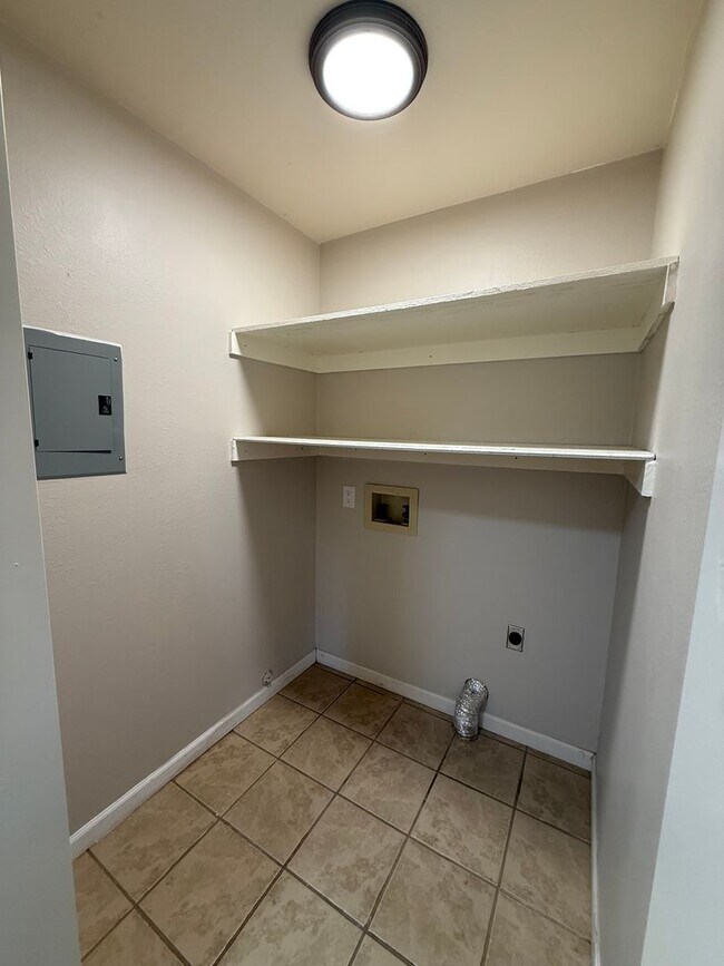 Building Photo - Condo with a Pool