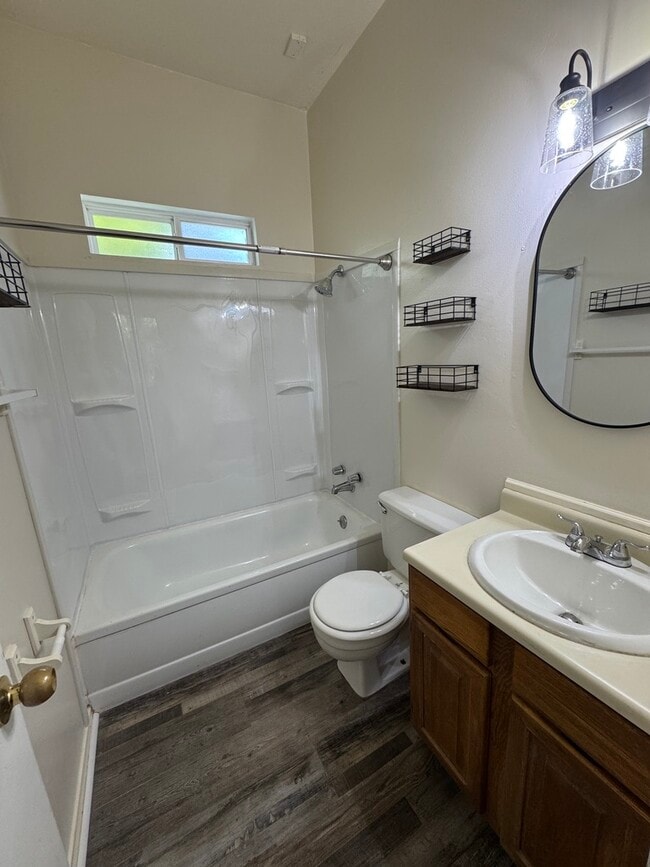 Building Photo - 1015 E 9th S