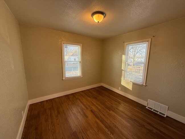 Building Photo - Two bedrooms, one quarter bathroom home, pet friendly, central air!