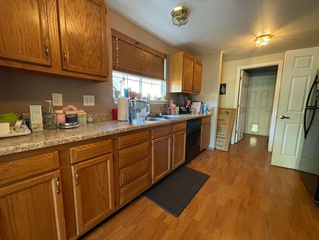 Building Photo - Charming 3 Bed 3 Bath Home - Available Aug...