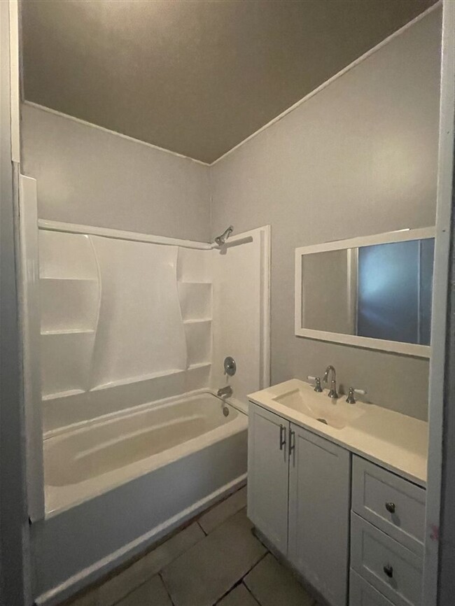 Building Photo - 2 br 1 bath duplex unit for lease | Shreve...