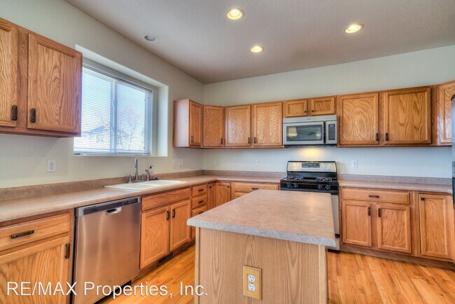 Building Photo - 4 br, 3.5 bath House - 5802 Pioneer Mesa D...