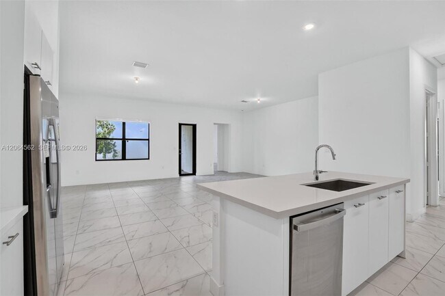 Building Photo - 4574 SW 173rd Ave