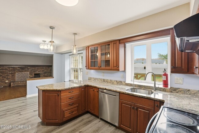 Building Photo - 1589 N Bay Ave