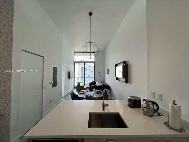 Building Photo - 501 NE 31st St