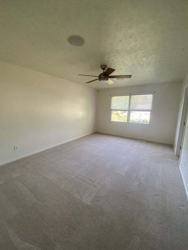 Building Photo - Spacious 4 Bedroom, 2.5 Bath Home