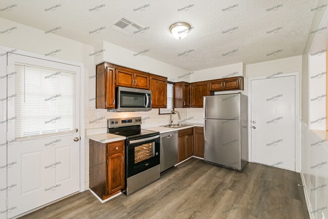 Building Photo - 819 NE Pollard St