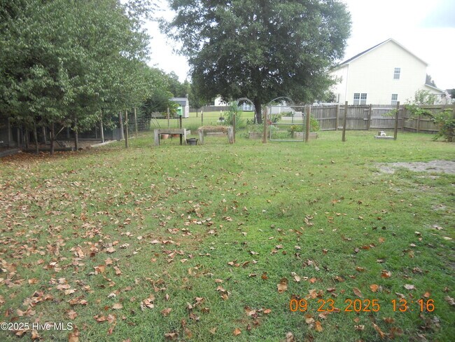 Building Photo - 105 Spring Leaf Ln