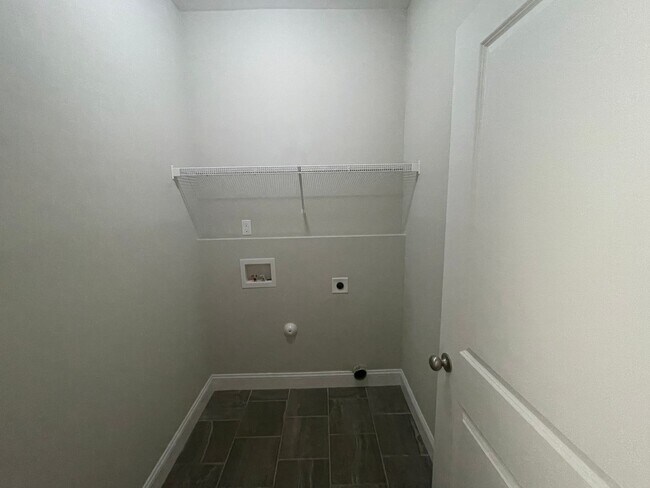 Building Photo - Student Friendly 3 Bedroom Single Family Home