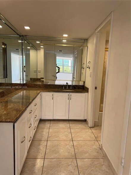 Building Photo - 6039 Collins Ave