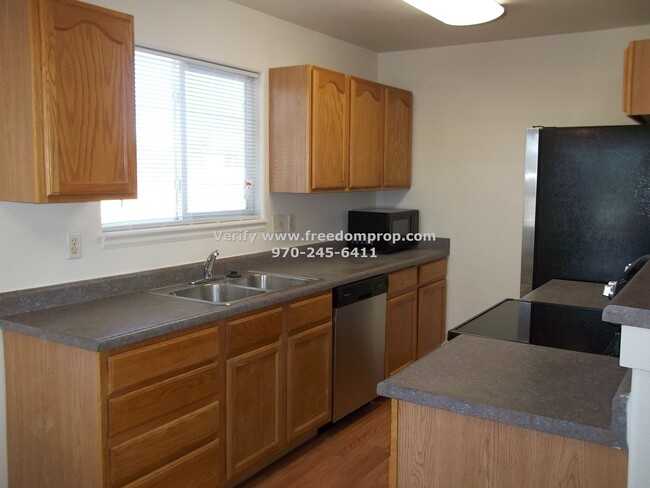 Building Photo - Updated Townhome - 3 bedroom 2 bath