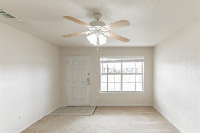 Building Photo - 319 Cedar Ridge Dr