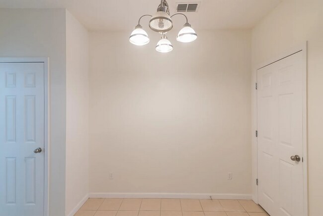 Building Photo - 3 Bed x 3 Bath with Garage!!!!