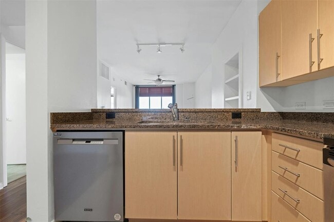 Building Photo - 54 Rainey St