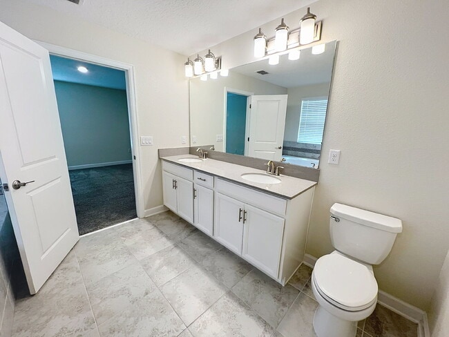 Building Photo - Spacious three-bedroom, two and a half bath home in Moss Park!