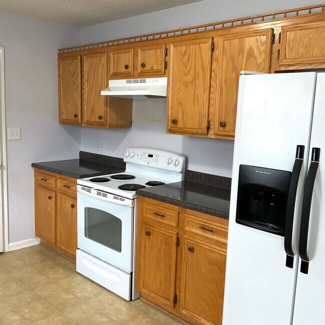 Building Photo - 3 Bedrooms, 2 Baths Home For Rent in Newton NC with 2 car garage