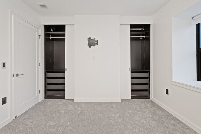 Building Photo - Exquisite 1BD/1.5BTH Condo Unit in the Pea...
