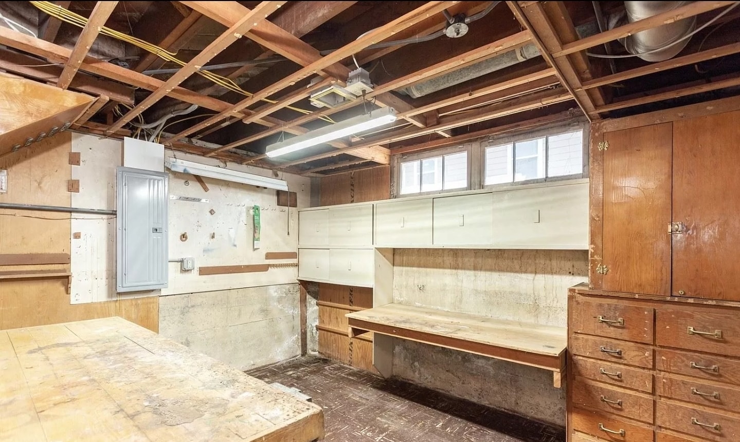 Building Photo - 6613 N Amherst St