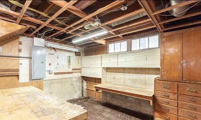 Building Photo - 6613 N Amherst St