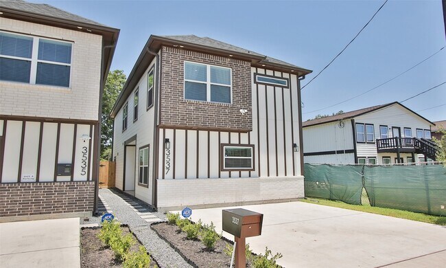 Building Photo - 3537 Mt Pleasant St