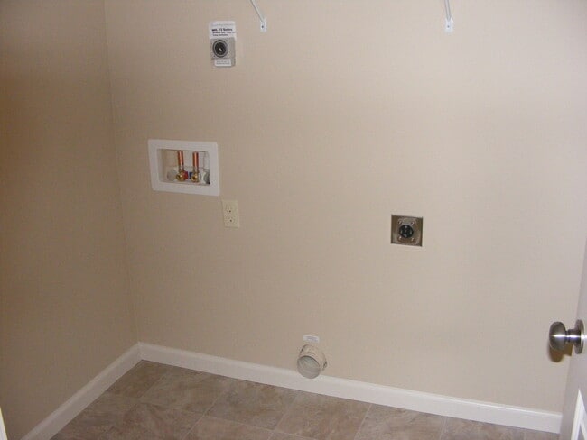 Building Photo - 4 bedroom plus a den in Puyallup