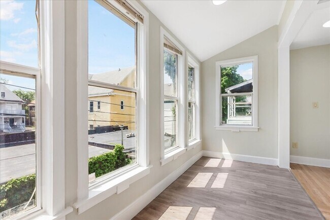 Building Photo - 16 Glenrose Rd