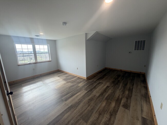 Building Photo - 990 Buck Heights Rd