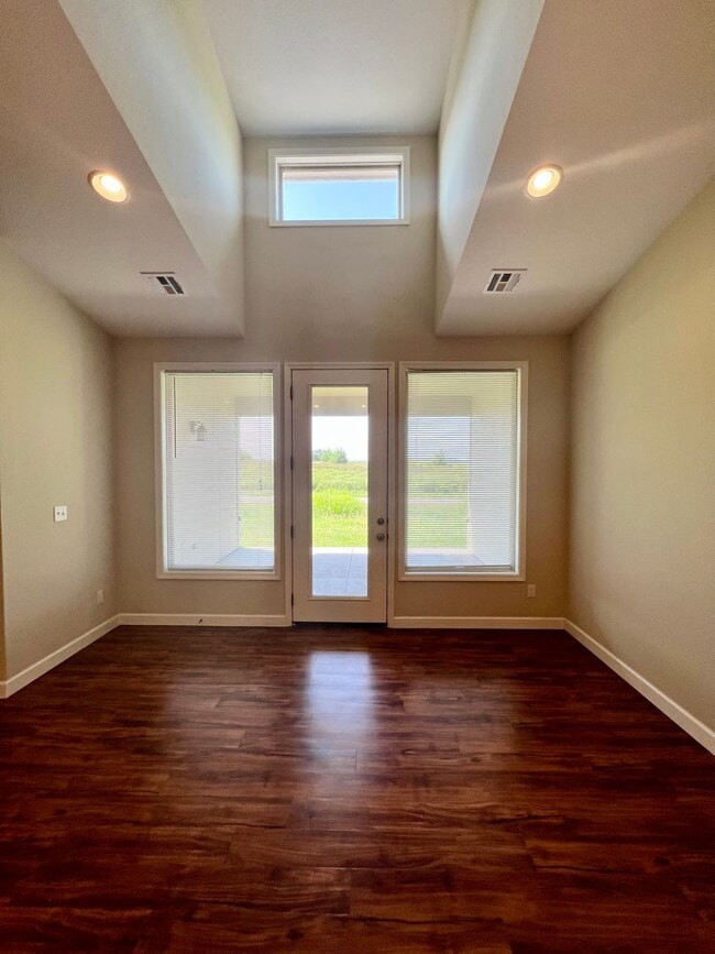 Building Photo - 3 Bed Townhome in Excellent West Side Location!