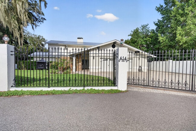 Building Photo - 414 Somerset Dr