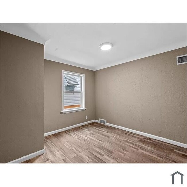 Building Photo - "Charming Updated  3 Bed, 1 Bath Home in B...