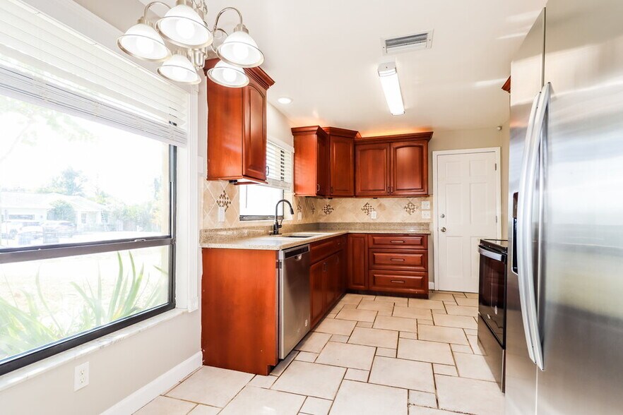 Building Photo - 1940 Ripon Dr