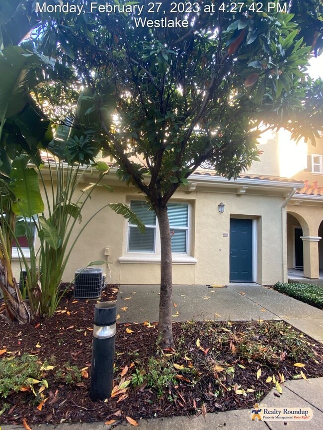 Building Photo - Pristine Condo with New Carpet and Dual Master Suites