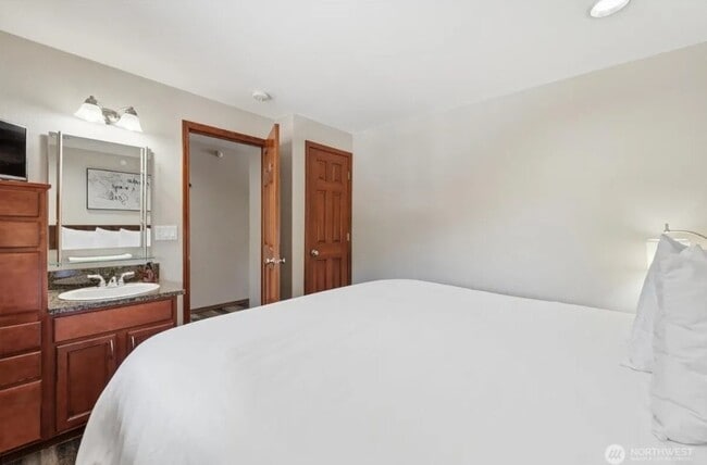 Building Photo - 322 W Woodin Ave