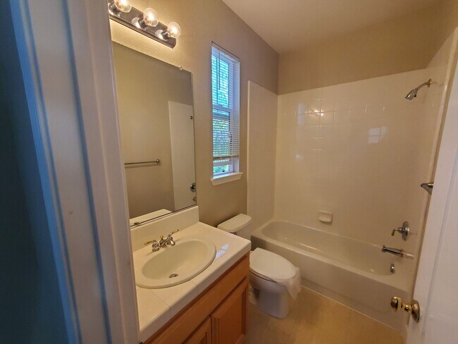 Building Photo - STUNNING SPACIOUS 5 BEDROOM HOME IN CONCOR...