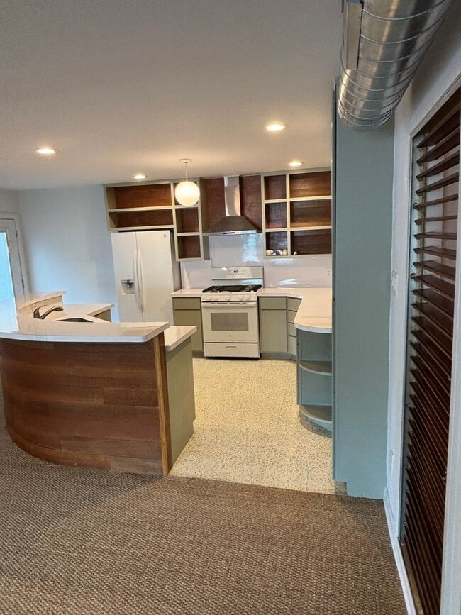Building Photo - Mid Century Charmer