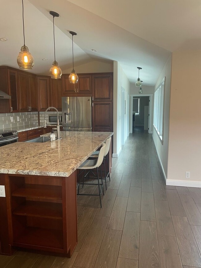 Building Photo - Beautiful 3 bedroom 3 bath home on dry side Waimea