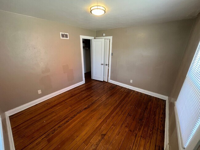 Building Photo - Two Bedroom Home with Attached Garage Move...