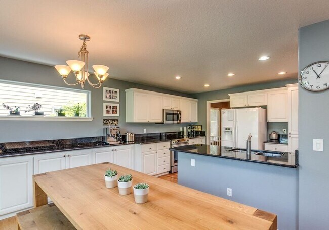 Building Photo - Beautiful Spacious Home!